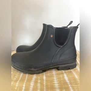 Bogs ankle lined rain boot.